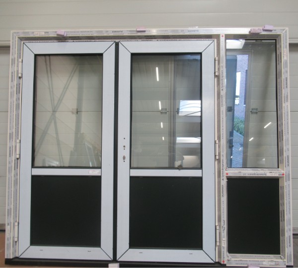 Dubbele deur + zijlicht met borstwering 2600 mm breed x 2190 mm hoog